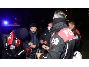 Kısıtlamayı ihlal eden tamirci gençler, ortalığı birbirine kattı