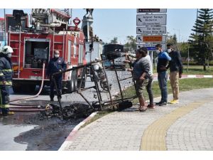Atık malzeme toplayan Suriyeli gencin römorku yandı