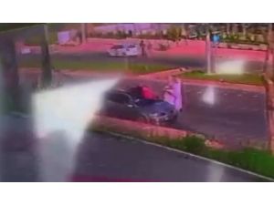 Otomobil Kağıt Toplayıcısına Böyle Çarptı