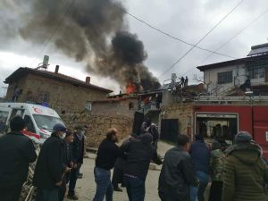 Çatıdaki Yangın Köylülere Korku Dolu Anlar Yaşattı