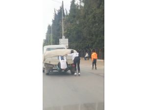 Kamyonetin arkasında tutunan patenli gençler ölüme davetiye çıkardı