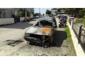 Park halindeki otomobil alev alev yandı