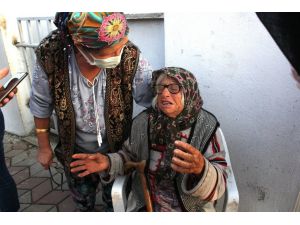 Yaşlı çift yanan evlerini gözyaşları içinde izledi
