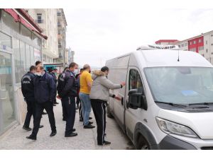 Yola Kan Sızdıran Kamyonetin Kapısı Açılınca Gerçek Ortaya Çıktı
