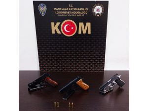 Polislerin şüphelenip durduğu şahıstan 3 adet ruhsatsız tabanca çıktı