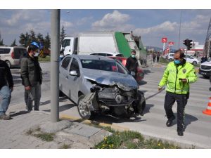 Tır Otomobille Çarpıştı, Şans Eseri Ölen Ya Da Yaralanan Olmadı