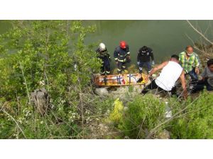 Elektrikli bisikletiyle dereye uçan kadın turist ölümden döndü