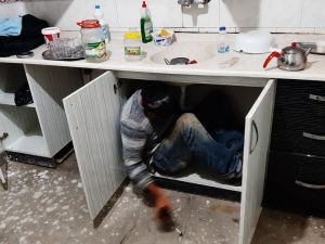 Kumar baskınında mutfak dolabının içinden çıktı