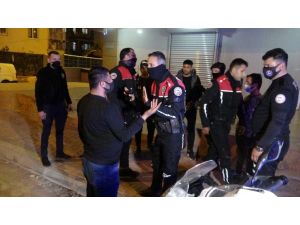 Antalya’da sokağa çıkma kısıtlamasını ihlal eden 2 genç ortalığı karıştırdı
