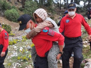 Sahurdan sonra koyun otlatmaya çıkan Alzheimer hastası yaşlı kadın dağda bulundu