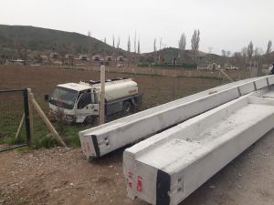 Başkent’te Yola Düşen Beton Kolon Kazaya Neden Oldu: 1 Yaralı