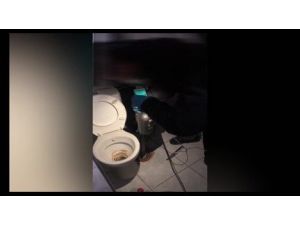 Polis Banyo Giderine Dökülen Uyuşturucuyu Elektrikli Süpürgeyle Topladı