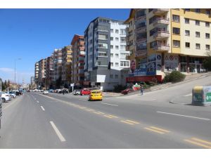 El Frenini Çekmeden İndiği Tır Park Halindeki Araçlara Çarptı, Kaza Anı Güvenlik Kameralarına Yansıdı