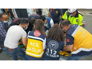 Aydınlatma Direğine Çarpan Otomobildeki 2 Kişi Yaralandı