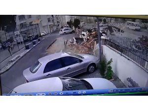 Fırtınanın Uçurduğu Çatı, Çocukların Oynadığı Alana Düştü Faciadan Dönüldü