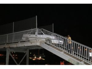Adana’da Bir Garip Olay! Yaya Köprüsünden Geçmeye Çalışan Otomobil Korkuluklara Sıkıştı