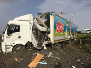 Tarlaya Uçan Tırın Sürücüsü Yaralandı