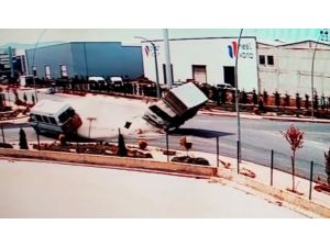 Konya’da Çarpışan Kamyonet Ve Minibüsün Devrilme Anı Kamerada