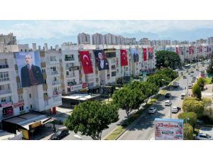 Muratpaşa bayraklarla donatıldı