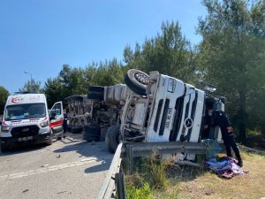 Antalya’da çimento yüklü tır yan yattı: 1 yaralı