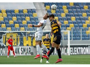 Süper Lig: Mke Ankaragücü: 1 - Y. Denizlispor: 1 (İlk Yarı)