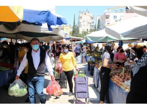 Üç günlük kısıtlama öncesi semt pazarları doldu taştı