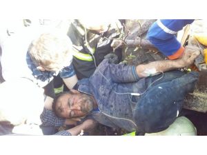 Devrilen Traktördeki 2 Yaralıyı Kurtarmak İçin Zamana Karşı Yarış Verildi