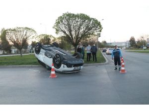 Takla Atan Araçtan Yaralıyı Belediye Çalışanı Kurtardı