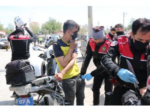 Çaldığı 30 bin TL ve altın dolu poşetle koşarken devriye gezen polis ekibinin önüne düştü