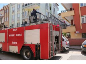 Haber alınamayan adam yatalak annesinin yanında ölü bulundu