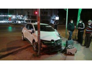 Çekici ile otomobil kısıtlama saatinde boş yolda çarpıştı