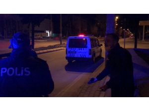Sokağa Çıkma Kısıtlamasını İhlal Etti, Polise “İçiniz Rahat Mı Bu Şekilde” Dedi