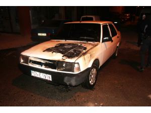 Alevlerin Yükseldiği Otomobildeki Yangını İtfaiye Söndürdü