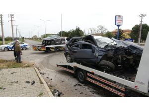 Antalya’da kontrolsüz kavşakta feci kaza: 6 yaralı