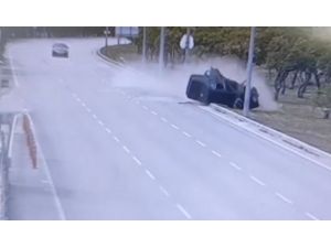 Direğe çarpıp ikiye ayrılan otomobilden çıkıp arkadaşını kontrol etti