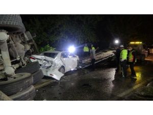 4 Kişinin Can Verdiği Kazada Hasar Gören Araçlar Vinç İle Kaldırıldı