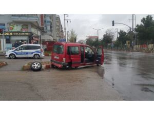 Kısıtlama Saatinde 2 Araç Kavşakta Bir Birine Girdi