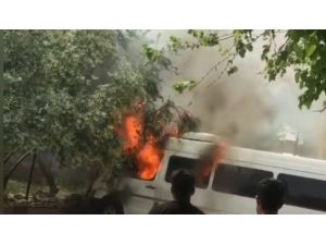 Park Halindeki Minibüs Alev Alev Yandı