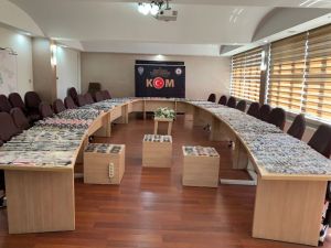 Yazı Fırsat Bilerek Kaçak Güneş Gözlük Satmak İsterken Polise Yakalandı