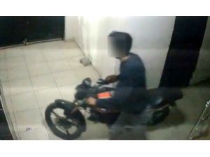 Motosiklet Hırsızı Önce Kameraya Sonra Polise Yakalandı