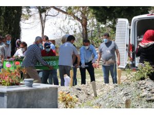 Evinde ölü bulunan kadın gözyaşları arasında toprağa verildi