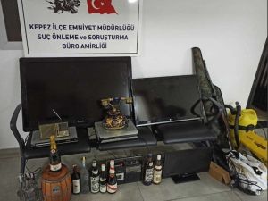 7 evden hırsızlık yaptığı iddia edilen 2 şüpheliden biri tutuklandı
