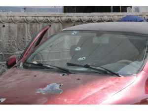 Park halindeki otomobile kurşun yağdırıp kaçtılar