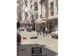 Sokak ortasında bavullu, kaldırım taşlı, sopalı kavga