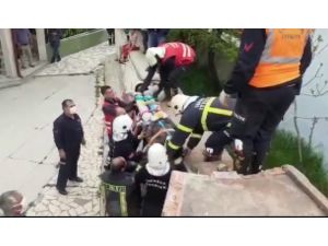 Yıkmaya Çalıştığı Duvarın Altında Kalan İşçi Yaralandı
