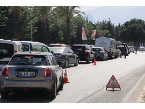 Tam kapanma denetiminde 2 kilometrelik araç kuyruğu