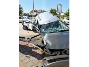 Boş yolda kafa kafaya çarpıştılar: 1 ağır yaralı