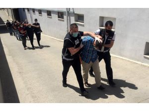 Polis, Liderinin Öğretmen Olduğu Silah Kaçakçılığı Çetesini Çökertti