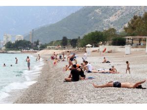 Antalya’da sahilde yerleşik olmayan turist yoğunluğu