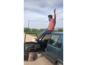 Seyir halindeki otomobilin tavanına oturup ‘jandarma bizi kovalamaz’ diyen sürücüye, jandarmadan ağır tarife
